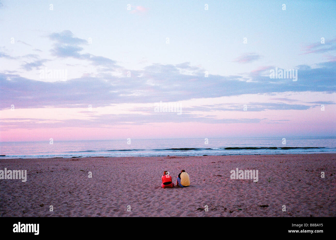 Giovane seduto Bush Beach SUNSET, Twin rive, PEI Foto Stock