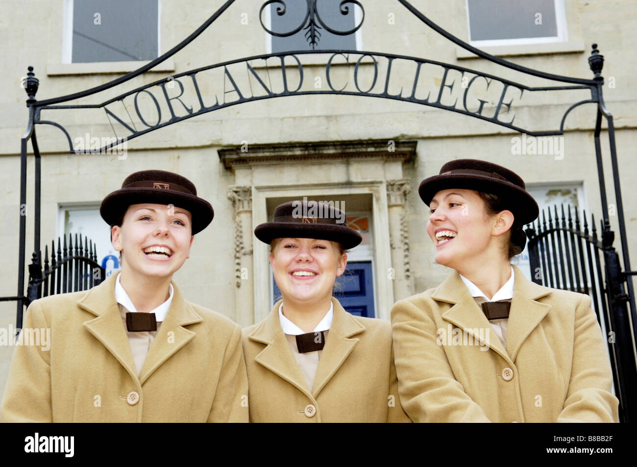 Tre Norland Bambinaie in uniforme nella foto al di fuori del college Norland, bagno, England, Regno Unito Foto Stock