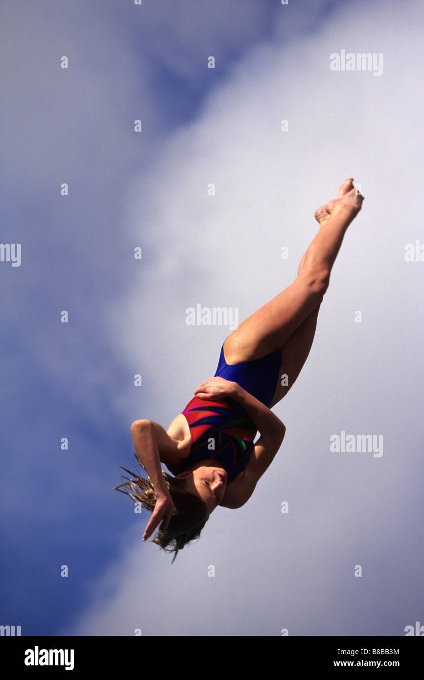 Donne diver volare attraverso l'aria Foto Stock