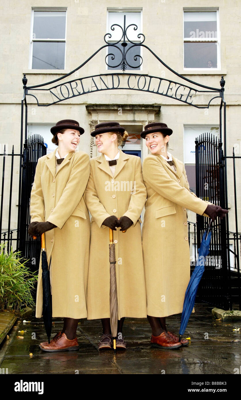 Tre Norland Bambinaie in uniforme nella foto al di fuori del college Norland, bagno, England, Regno Unito Foto Stock