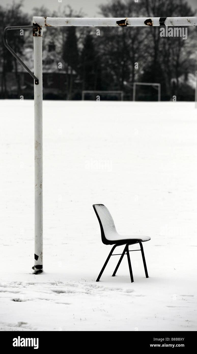 Una sedia utilizzato per appendere reti da calcio è lasciato dietro l'obiettivo durante un periodo di neve che ha causato il rinvio di giochi. Foto Stock