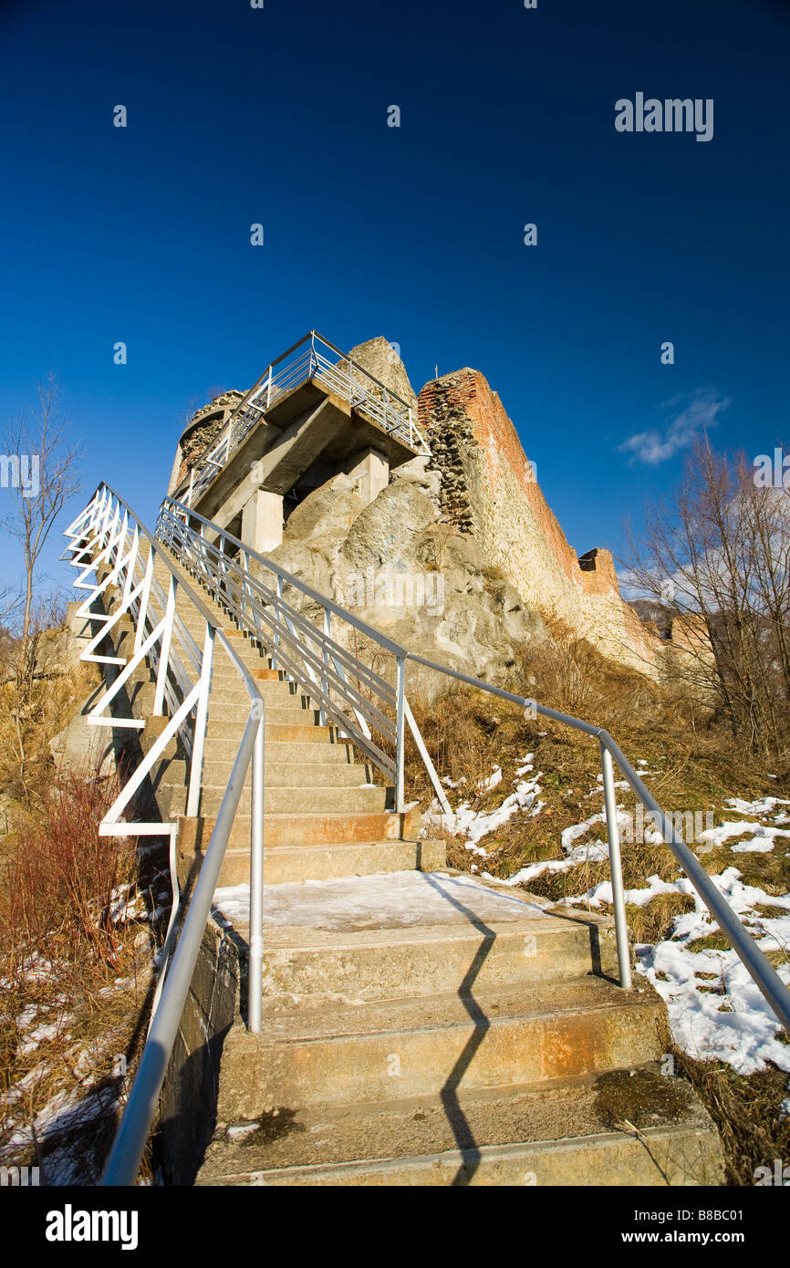 Paesaggio con ruderi di Dracula s fortezza in Romania Foto Stock