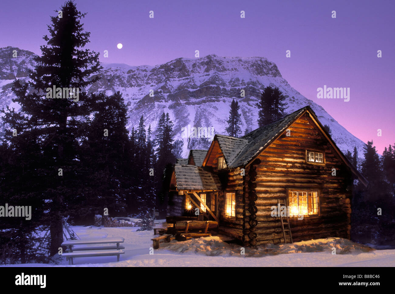 Jerry Kobalenko; Cabina Skoki Banff National Park, cabina notte montagne Foto Stock