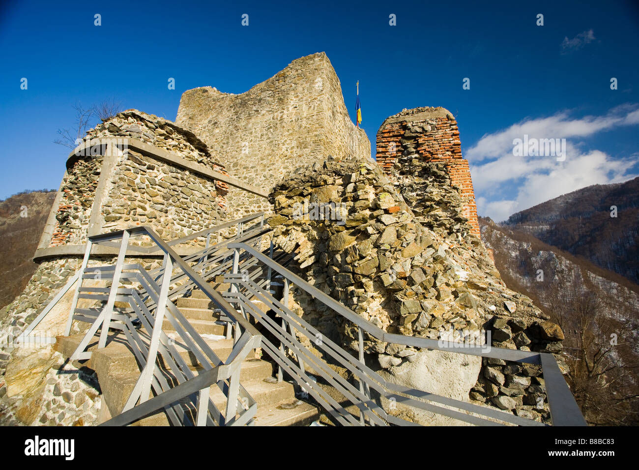 Paesaggio con ruderi di Dracula s fortezza in Romania Foto Stock