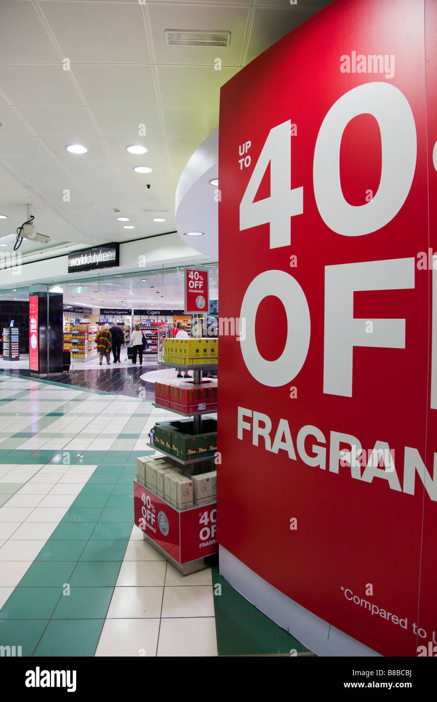 Vendita cartello fuori tasse e duty free shop dell'aeroporto Gatwick di Londra Foto Stock