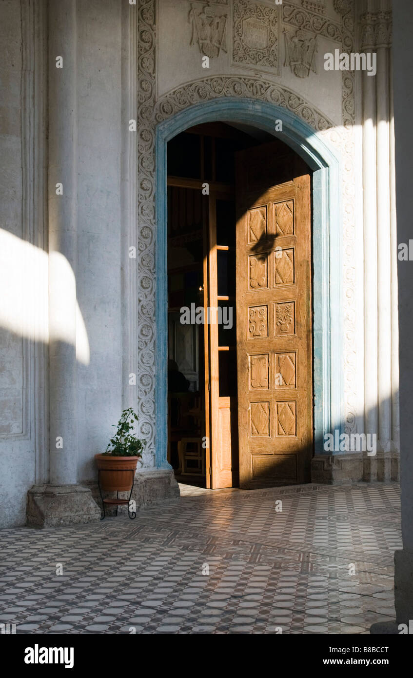 Ingresso principale della porta di legno Panagia Eleousa (Beata Vergine Maria il Misericordioso) Chiesa di Lefkara superiore, Cipro del Sud. Foto Stock