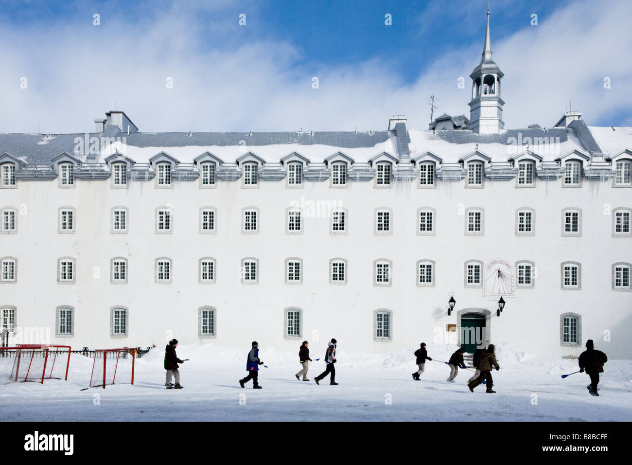 Scuola ragazzi giocare hockey scopa in corrispondenza del recesso al seminario di Quebec City città vecchia Foto Stock