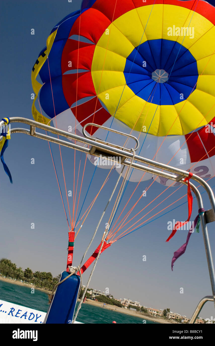 Big parasailing paracadute al vento closeup. Spiaggia di Cipro. Foto Stock