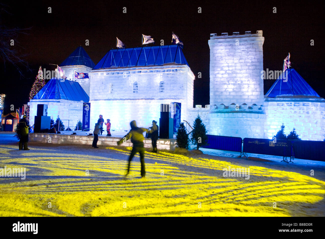 La gente ballare al palazzo di ghiaccio Winter Carnival Vecchia Quebec city Foto Stock