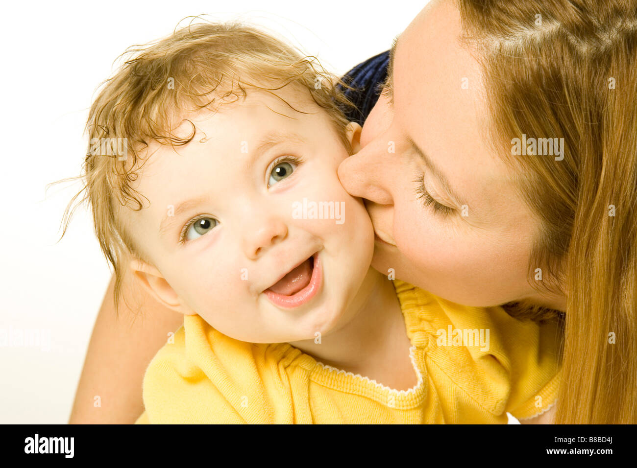 Madre Kissing Baby guancia, Toronto, Ontario Foto Stock