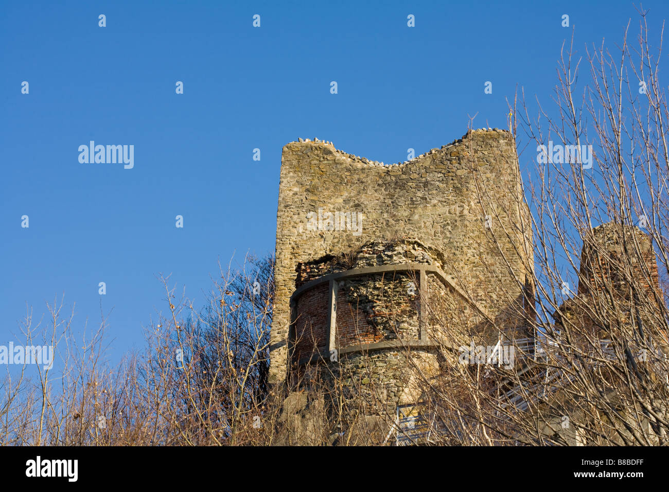 Paesaggio con ruderi di Dracula s fortezza in Romania Foto Stock