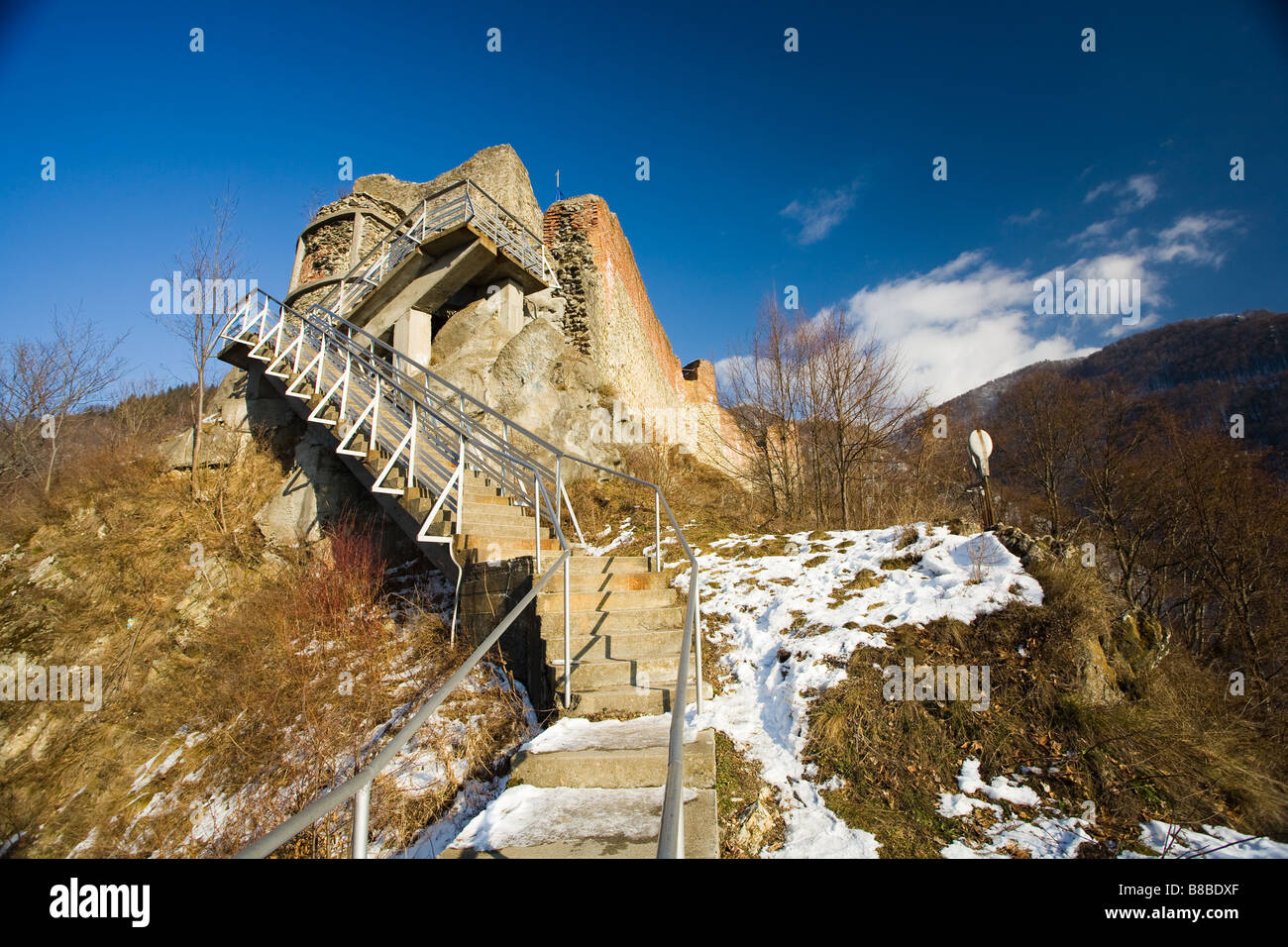 Paesaggio con ruderi di Dracula s fortezza in Romania Foto Stock