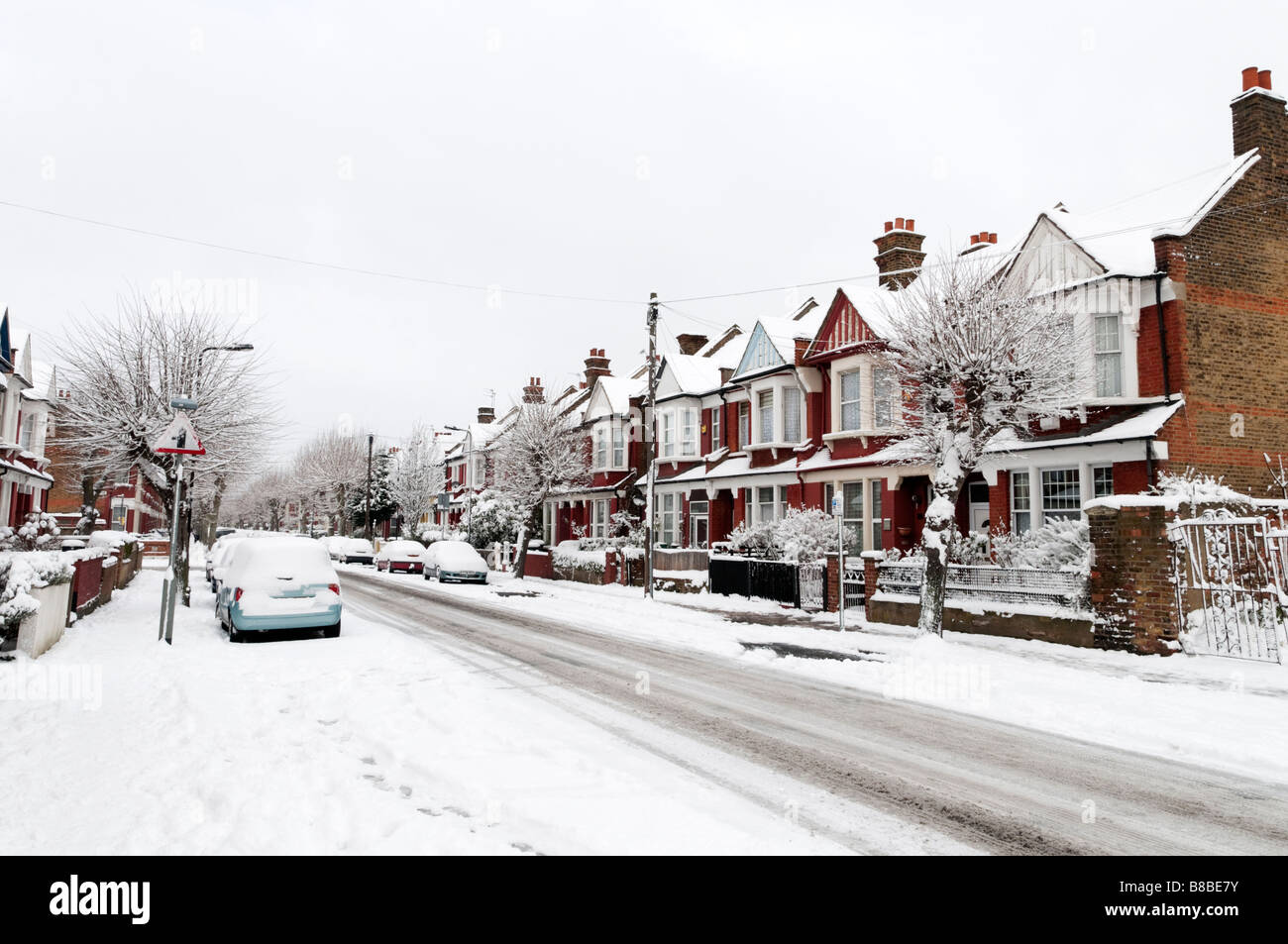 Coperta di neve strada residenziale a Londra England Regno Unito Foto Stock