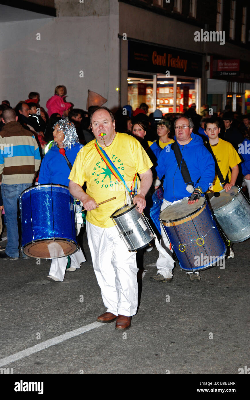 Locali di adulti in una marching band durante l annuale 'Città delle Luci' sfilano per le strade di truro,cornwall, Regno Unito Foto Stock