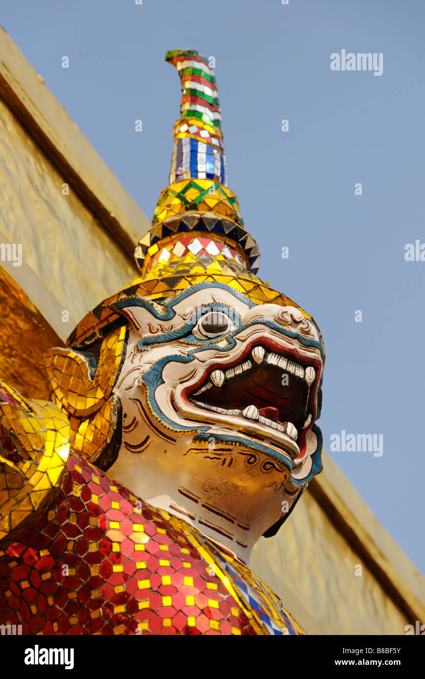La faccia di un demone di scimmia - Wat Phra Kaew e il grande palazzo nel centro di Bangkok in Thailandia Foto Stock