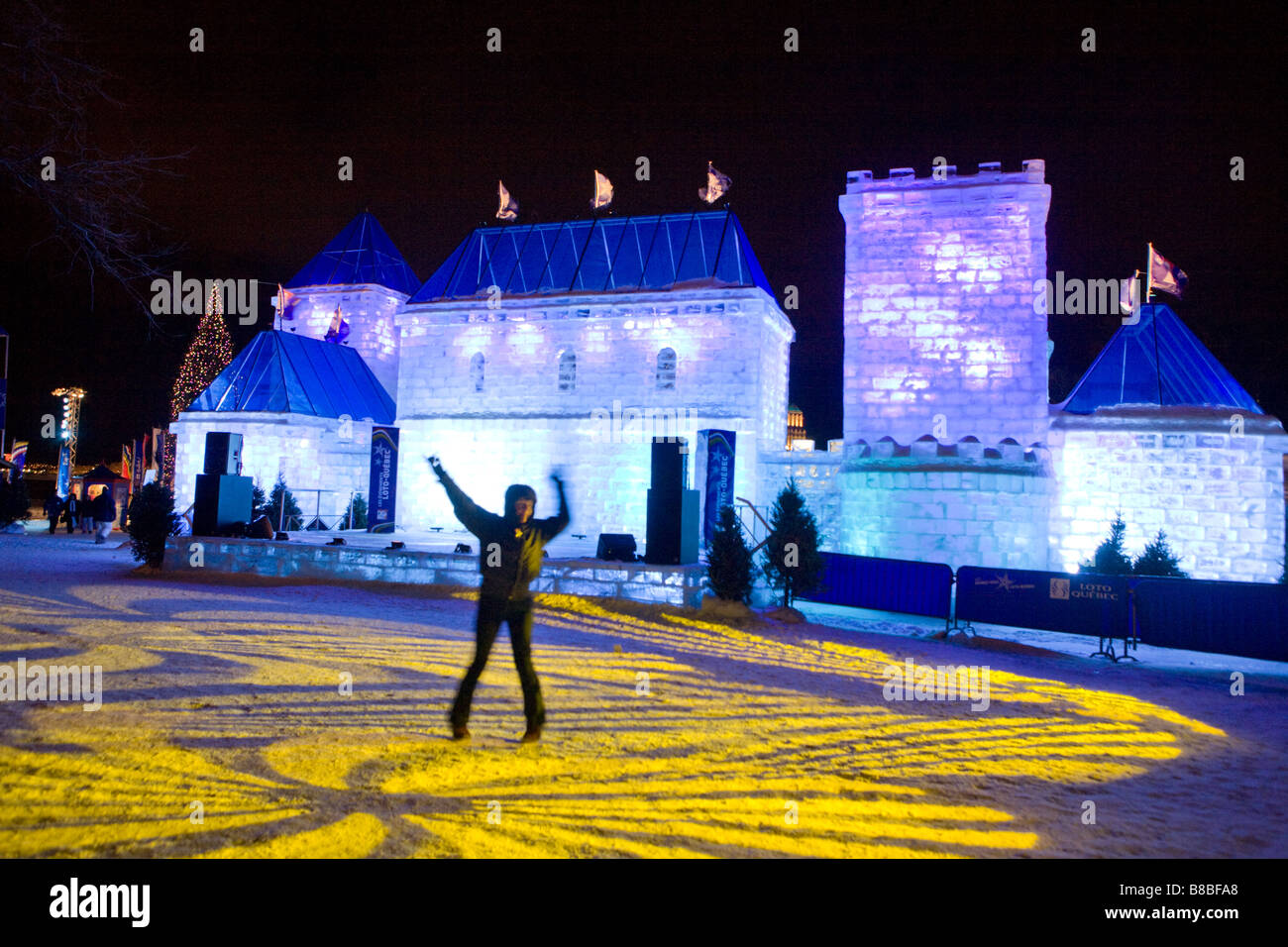 La gente ballare al palazzo di ghiaccio Winter Carnival Vecchia Quebec city Foto Stock