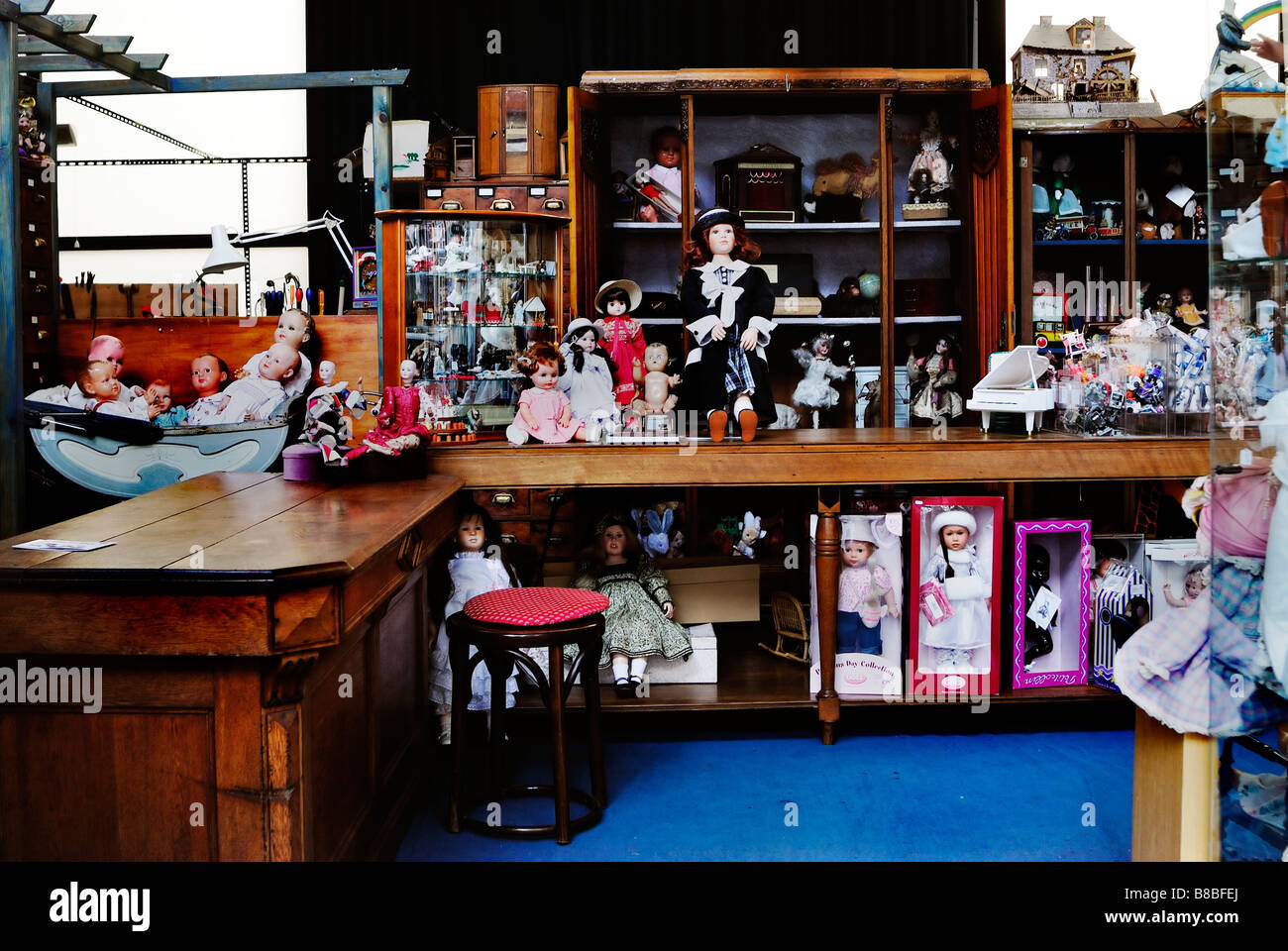 Parigi Francia, Shopping, negozio di giocattoli d'antiquariato per bambini, bambole, collezione bambole, vista generale all'interno del negozio di giocattoli d'epoca, Foto Stock