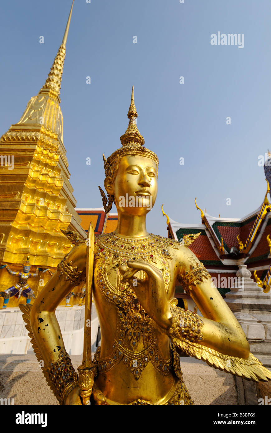 Golden Kinnara statua - il Wat Phra Kaew e il Grand Palace Nel centro di Bangkok in Thailandia Foto Stock