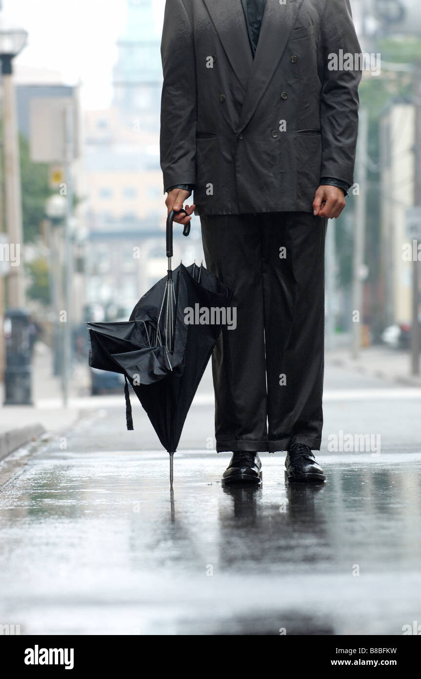 Business man rotto ombrello pioggia permanente, Toronto, Ontario Foto Stock