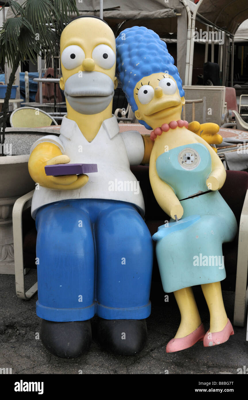 Sculture a grandezza naturale della televisione popolari personaggi dei cartoni animati Homer e Marge Simpson Foto Stock