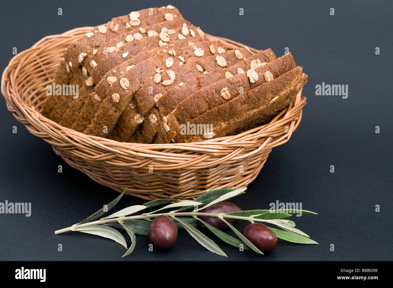 Cestello con fette di pane e olive Foto Stock