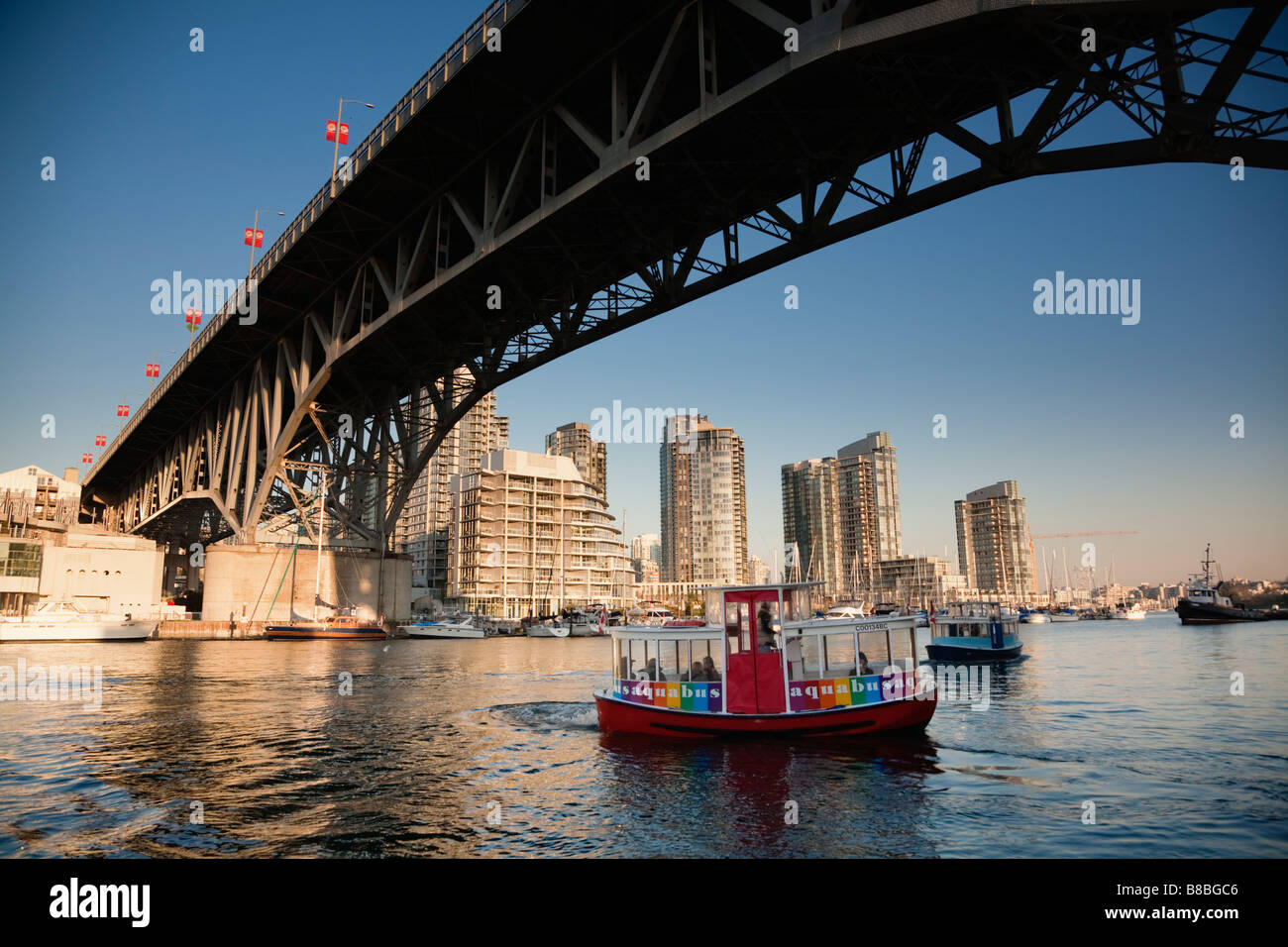 Con un taxi acqueo in False Creek sotto il ponte di Granville Vancouver British Columbia Canada Foto Stock