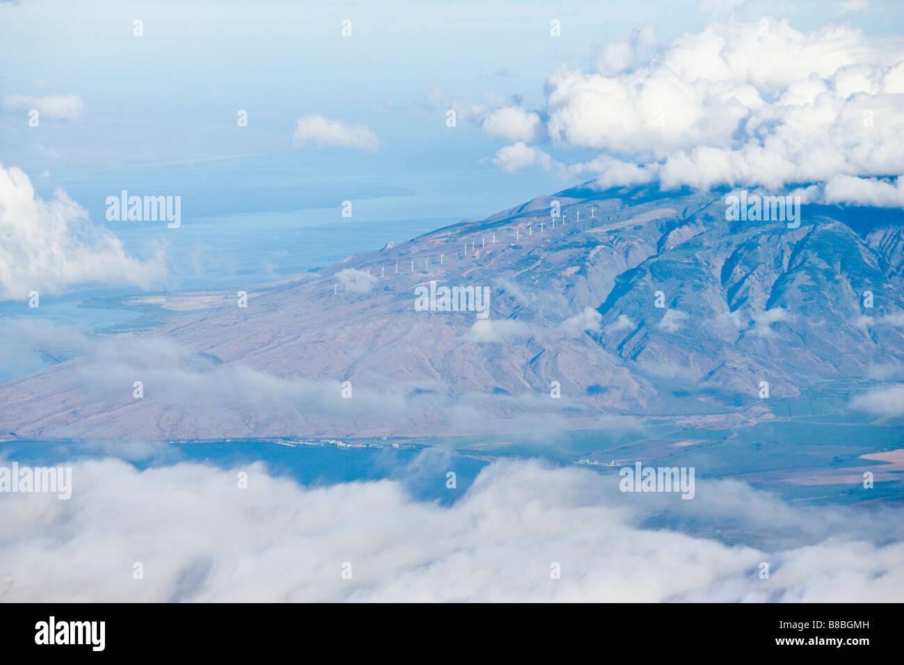 Guardando verso il basso a Maui Ovest dalla cima di Haleakala su East Maui Foto Stock