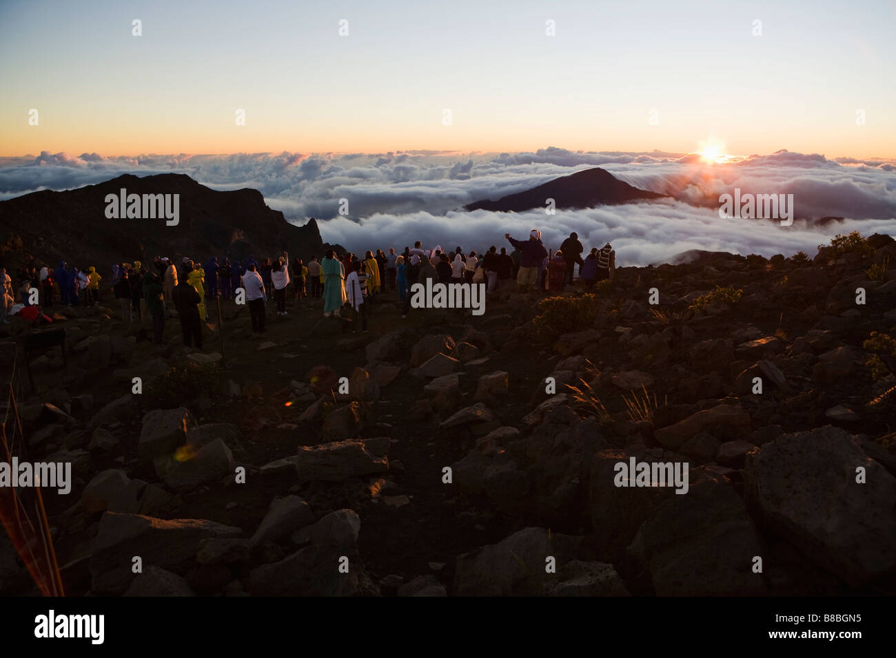 Un grande gruppo di persone a guardare il sole sorgere sulla cima del Vulcano Haleakala a Maui Hawaii Settembre 2008 Foto Stock