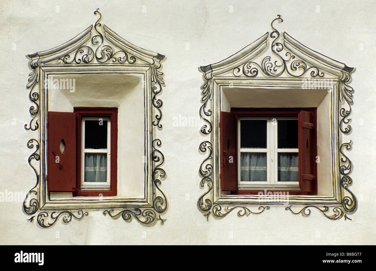 Decorate Windows a casa tradizionale a Scuol Schuls a Unter Engadina nel Grigioni canton Grigioni Svizzera Foto Stock