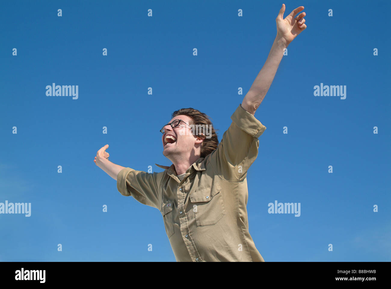 Uomo sorridente braccia in alto l'aria Foto Stock