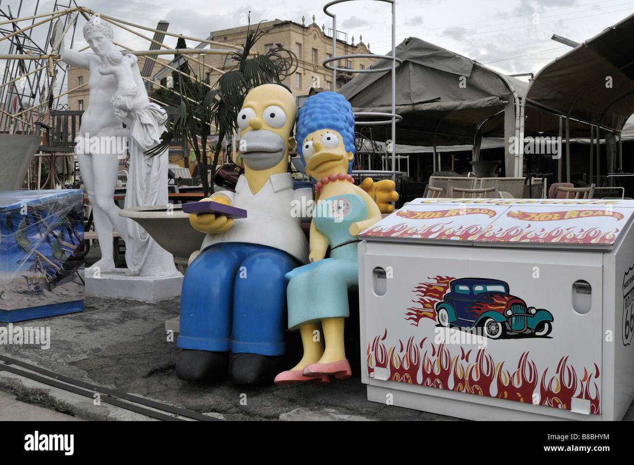 Sculture a grandezza naturale della televisione popolari personaggi dei cartoni animati Homer e Marge Simpson Foto Stock