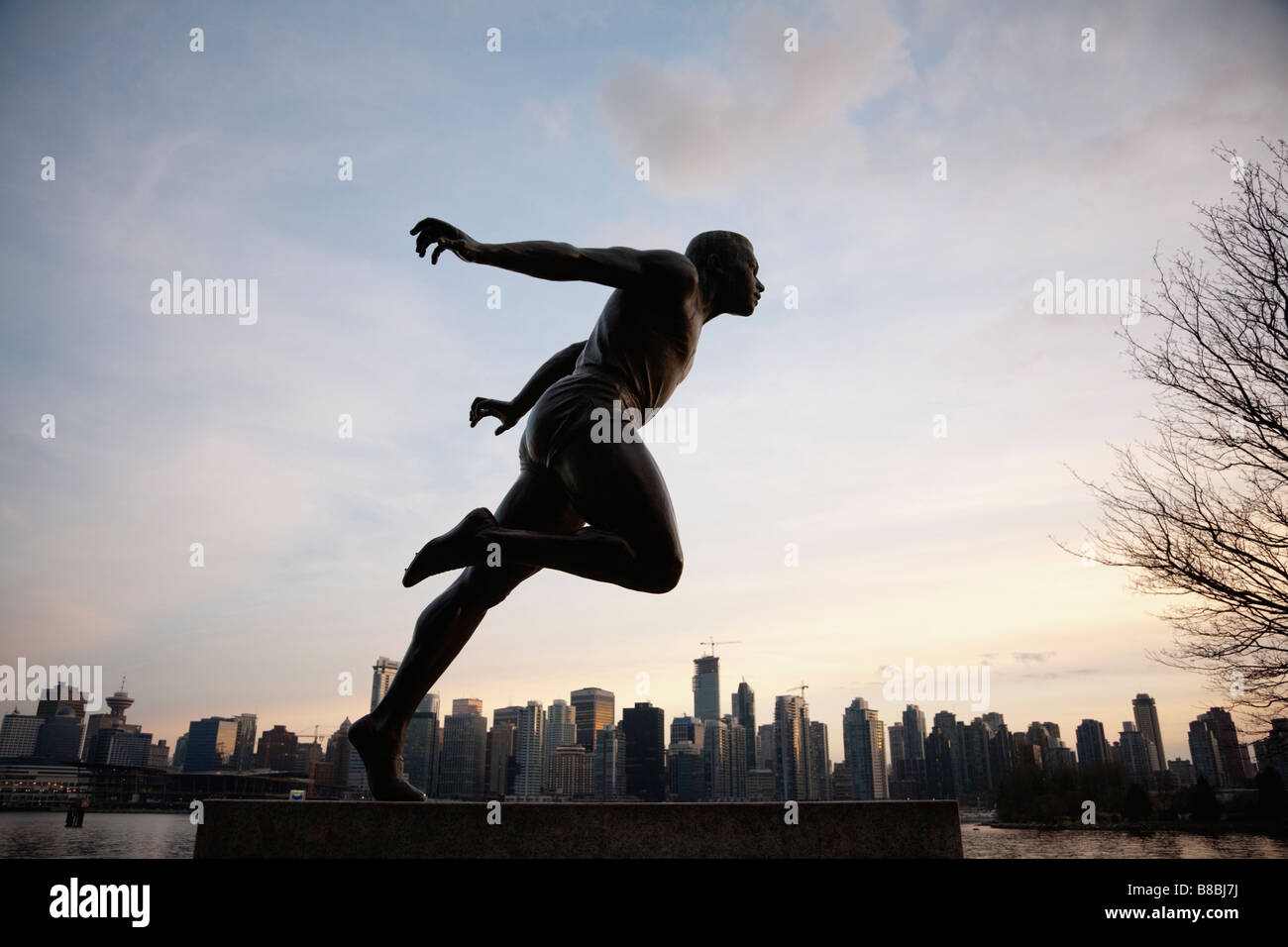 Statua in bronzo che commemora il canadese via e il campo runner Harry Winston Girolamo nel Parco di Stanley Vancouver BC Canada Foto Stock