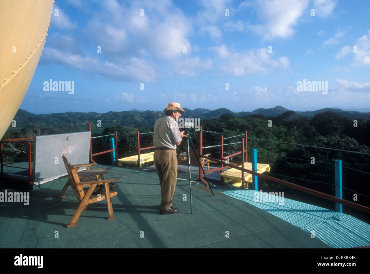 Raul Arias de Para birdwatching sulla parte superiore del ponte della torre tettoia ecolodge nel Parco Nazionale di Soberania, Panama Foto Stock