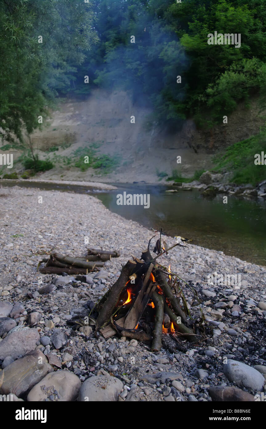Un bel fuoco ardente al di fuori Foto Stock