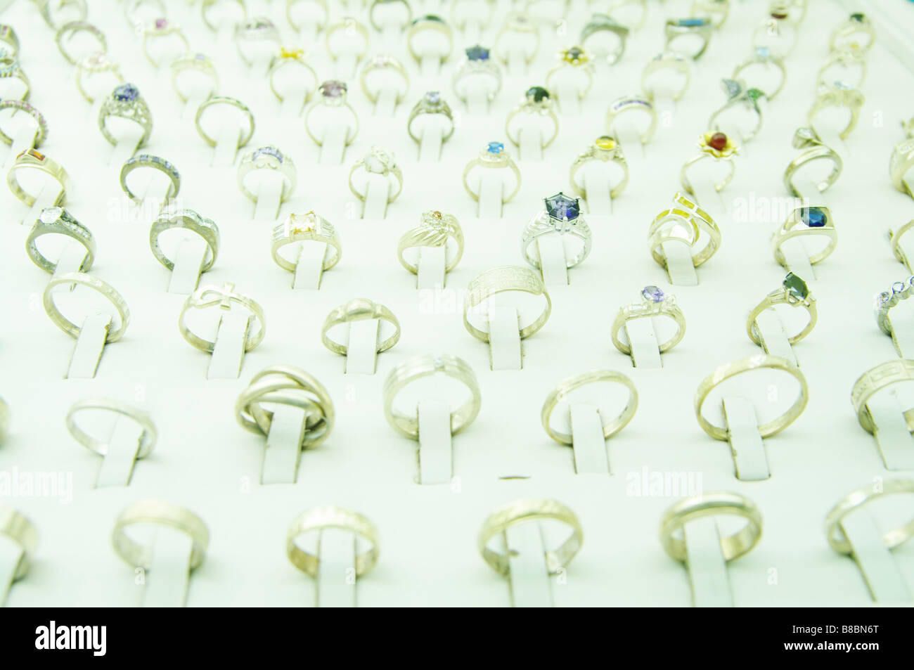 Molti gioielli anelli in una presa di corrente Foto Stock