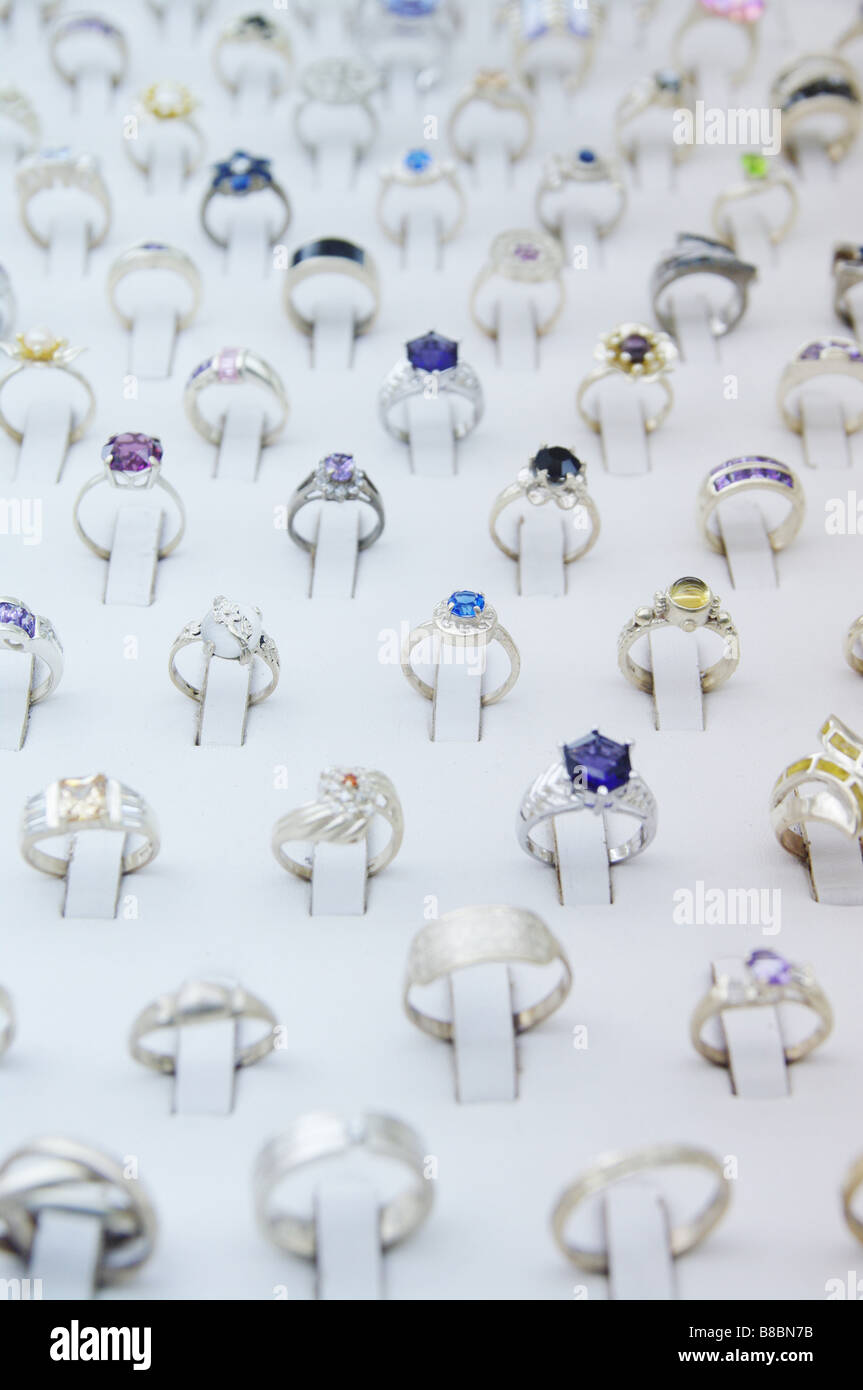Molti gioielli anelli in una presa di corrente Foto Stock