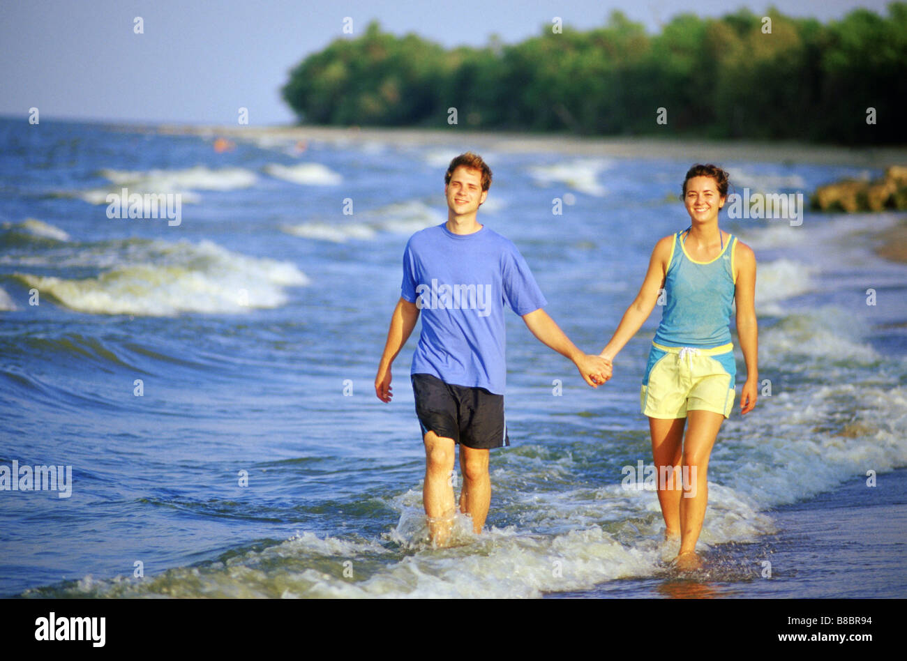 Giovane camminando lungo la spiaggia, il Lago Winnipeg, Manitoba Foto Stock