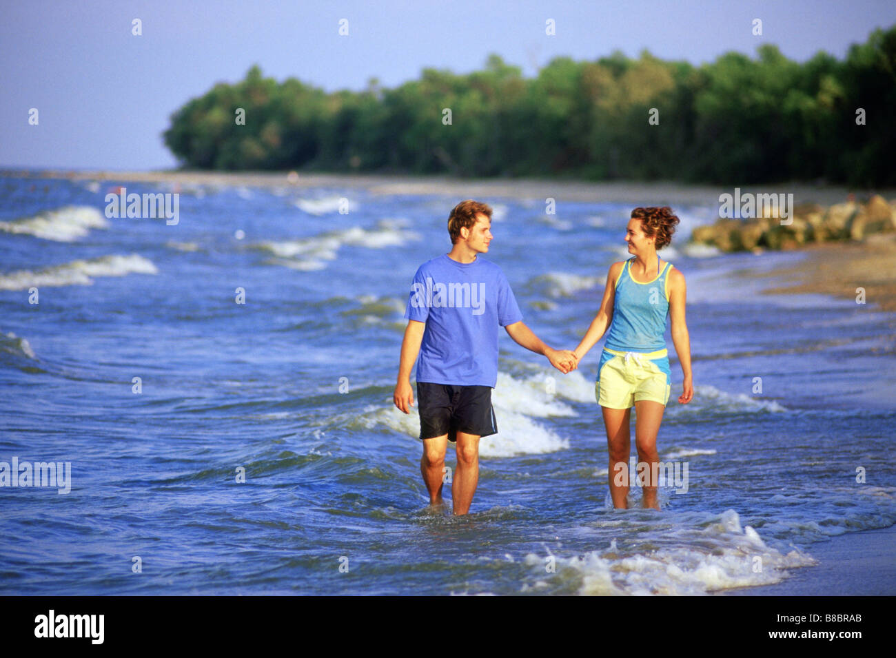 Giovane camminando lungo la spiaggia, il Lago Winnipeg, Manitoba Foto Stock