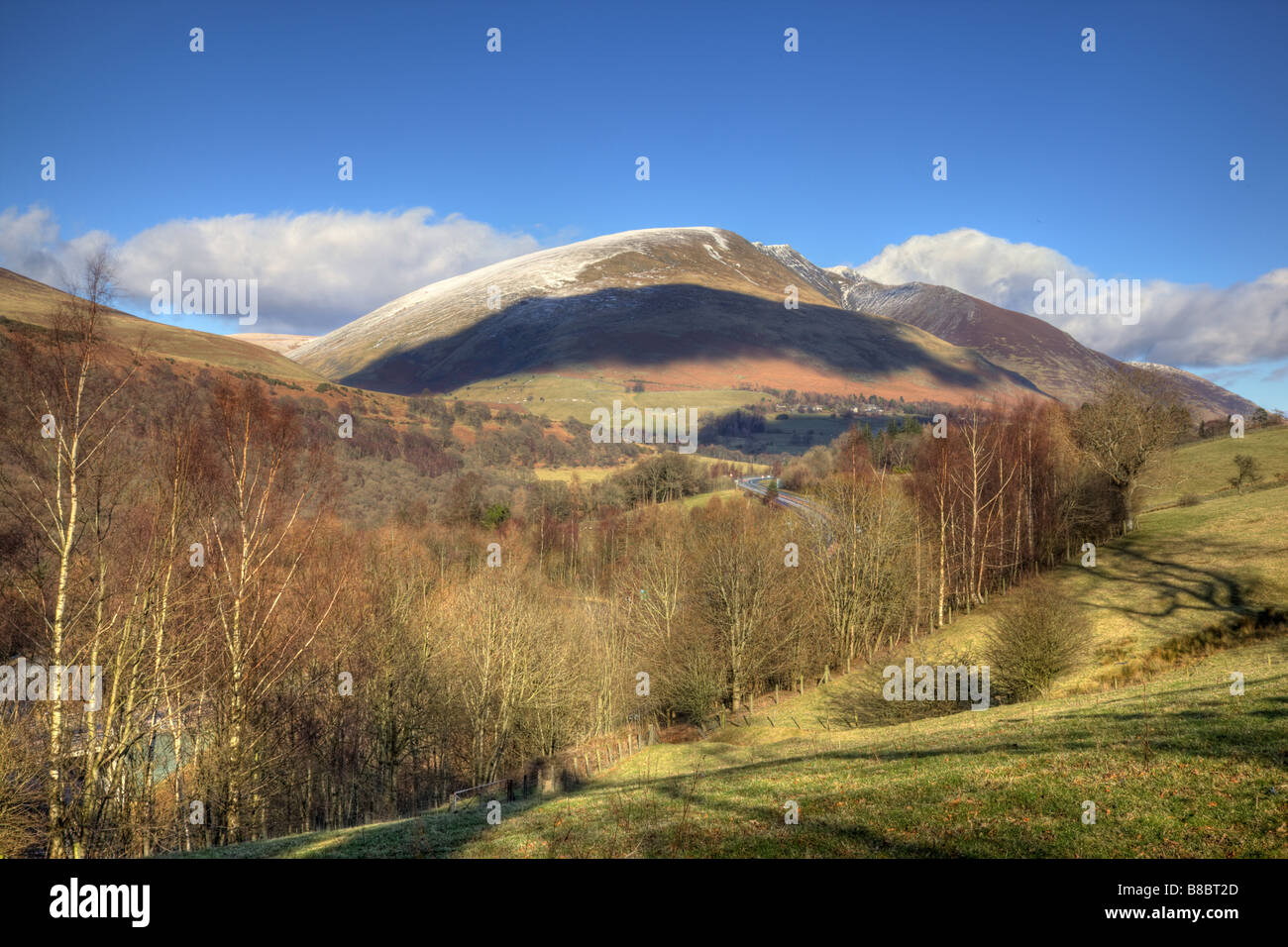 La A66 si snoda passato Blease cadde e Blencathra nel nord del Lake District Cumbria Foto Stock