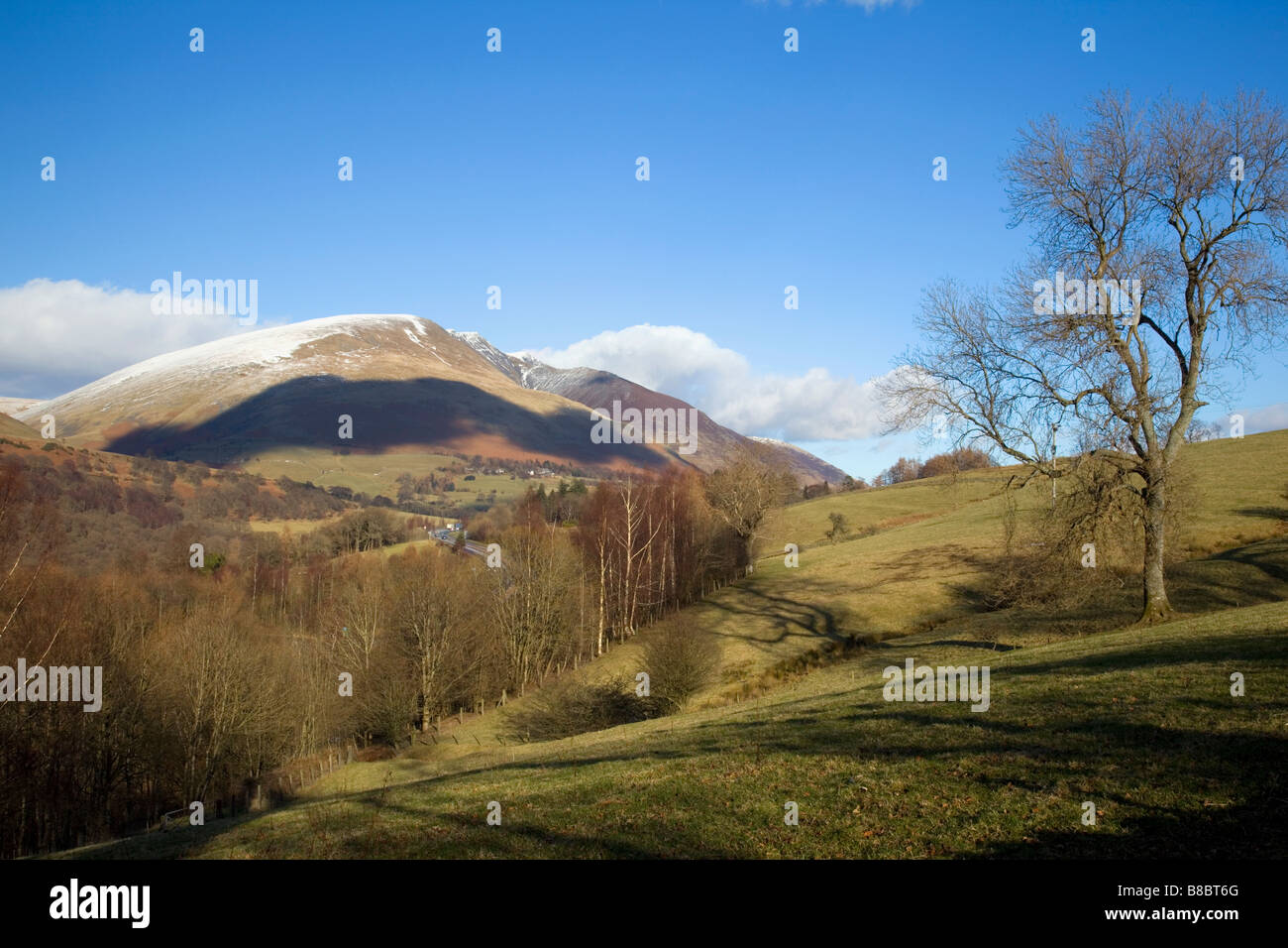 La A66 si snoda passato Blease cadde e Blencathra nel nord del Lake District Cumbria Foto Stock