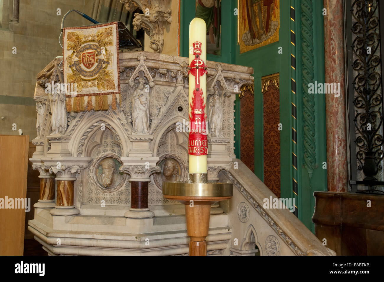 Cero pasquale di fronte ornato puplit anglicana di Tutti i santi della chiesa alta, Cheltenham Regno Unito Foto Stock