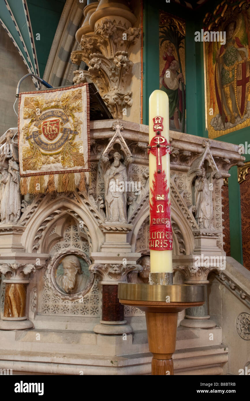 Cero pasquale di fronte ornato puplit anglicana di Tutti i santi della chiesa alta, Cheltenham Regno Unito Foto Stock