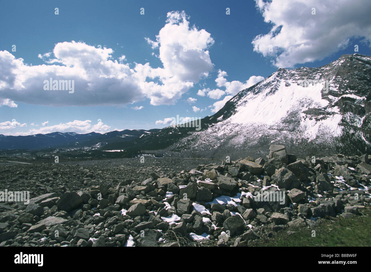 Diapositiva di roccia che ha coperto la città Frank, Rockies, Alberta Foto Stock
