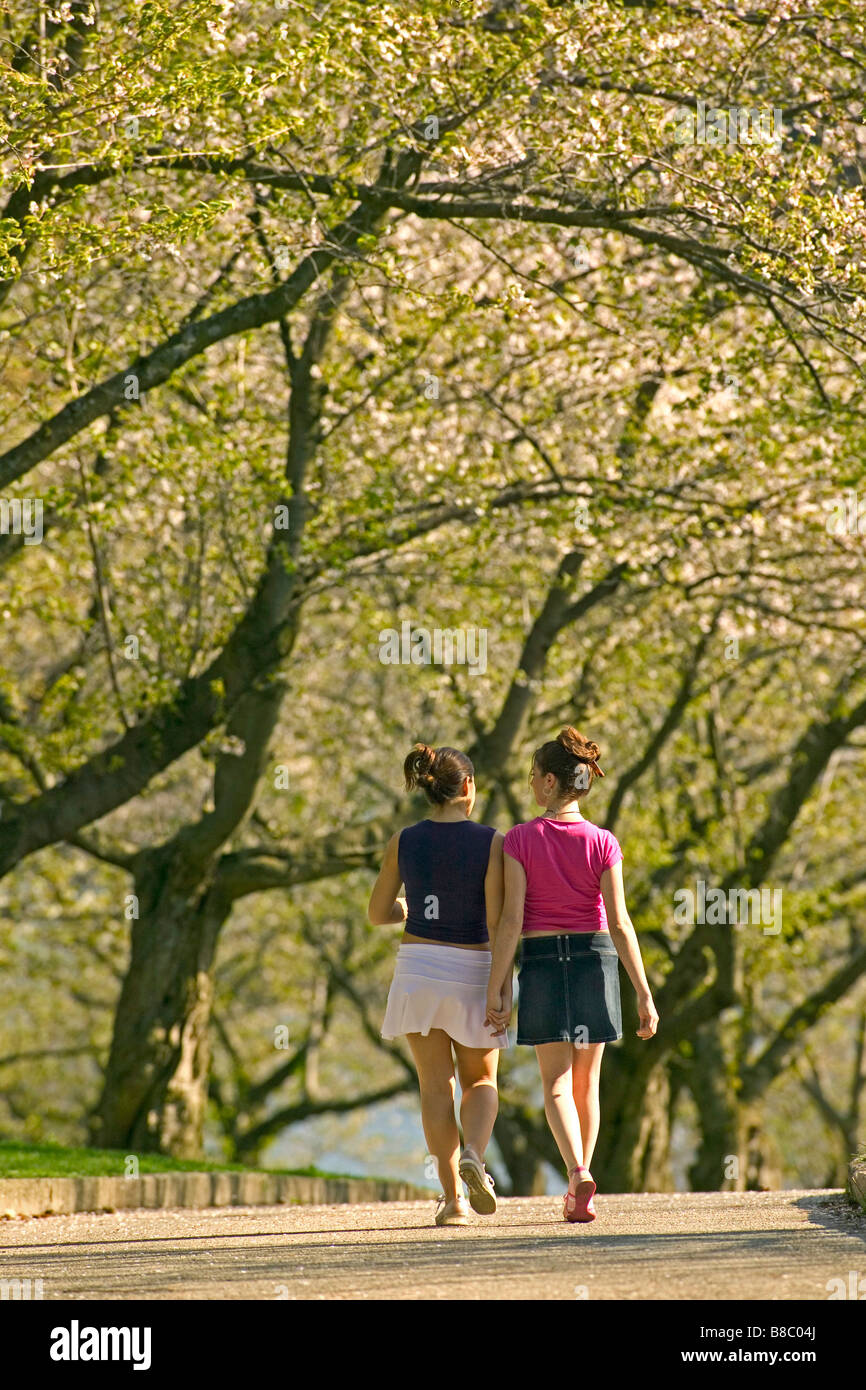 Giovani lesbica giovane Walking Park Foto Stock
