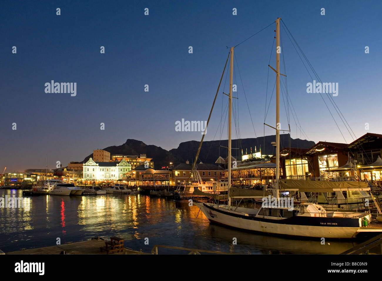 Le luci della sera a un molo a Victoria & Alfred Waterfront Città del Capo Sud Africa Foto Stock