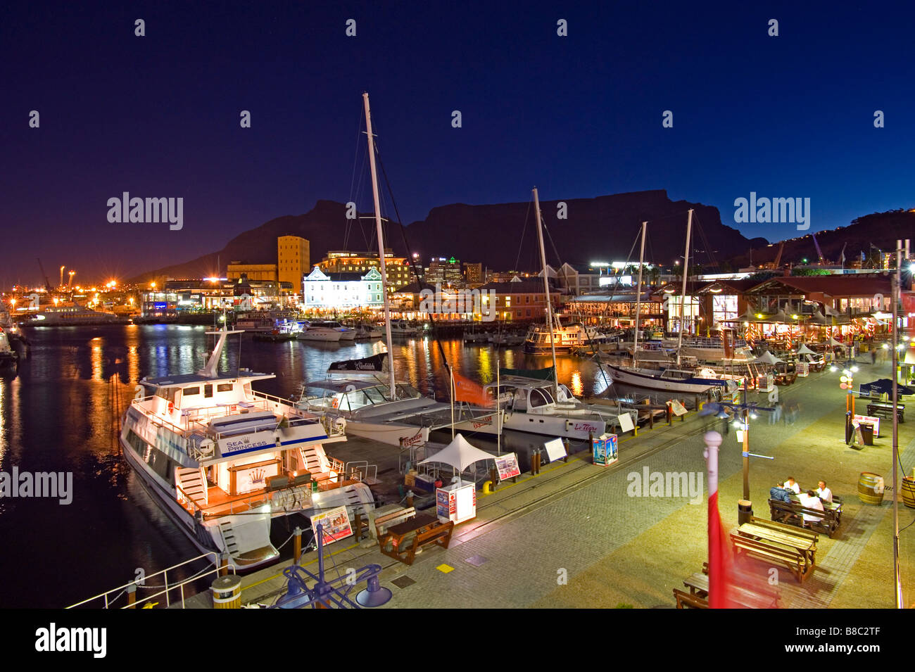 Le luci della sera a un molo a Victoria & Alfred Waterfront Città del Capo Sud Africa Foto Stock