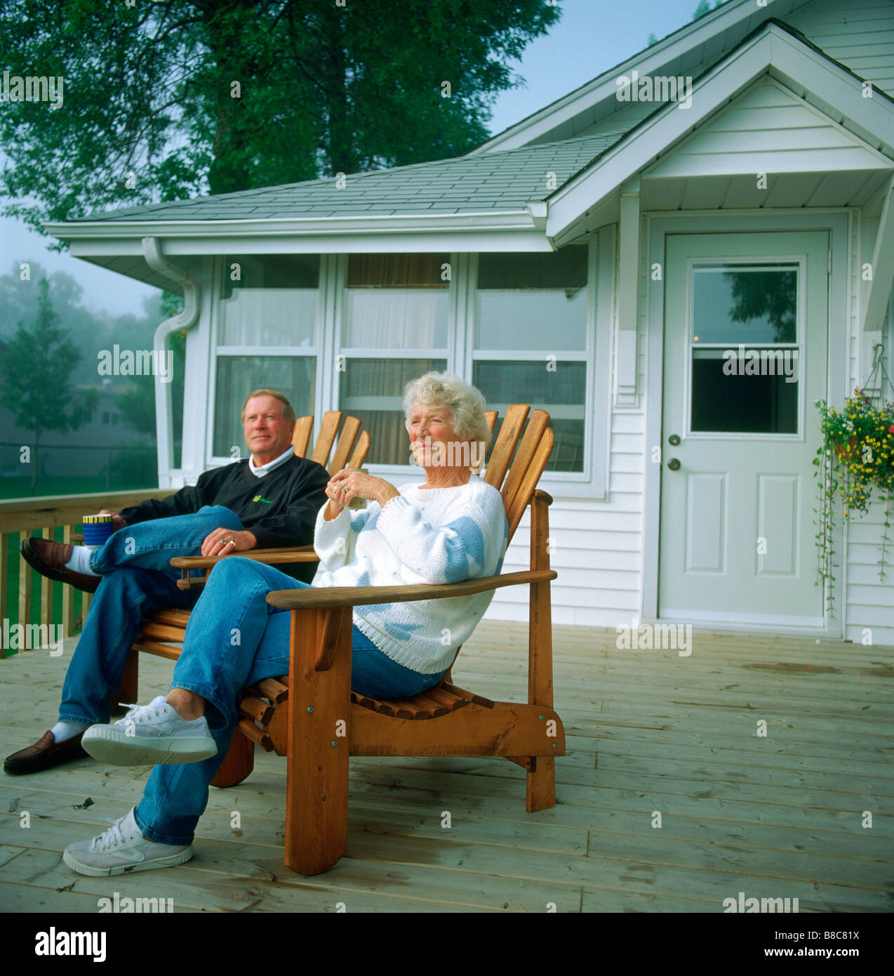 Coppia senior portico, il Lago Winnipeg, Matlock, Manitoba Foto Stock