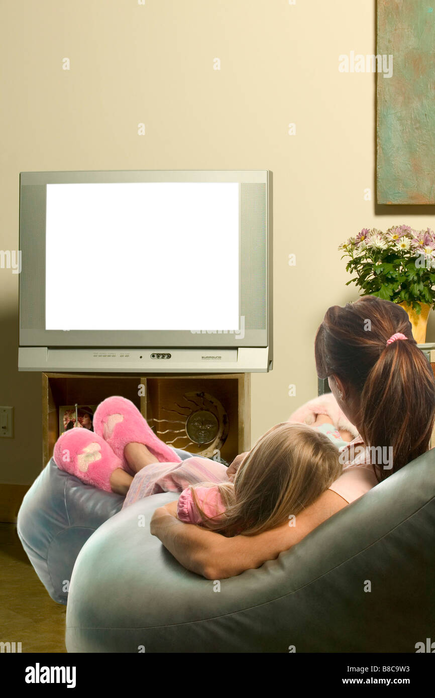 Madre Figlia di guardare la televisione Foto Stock