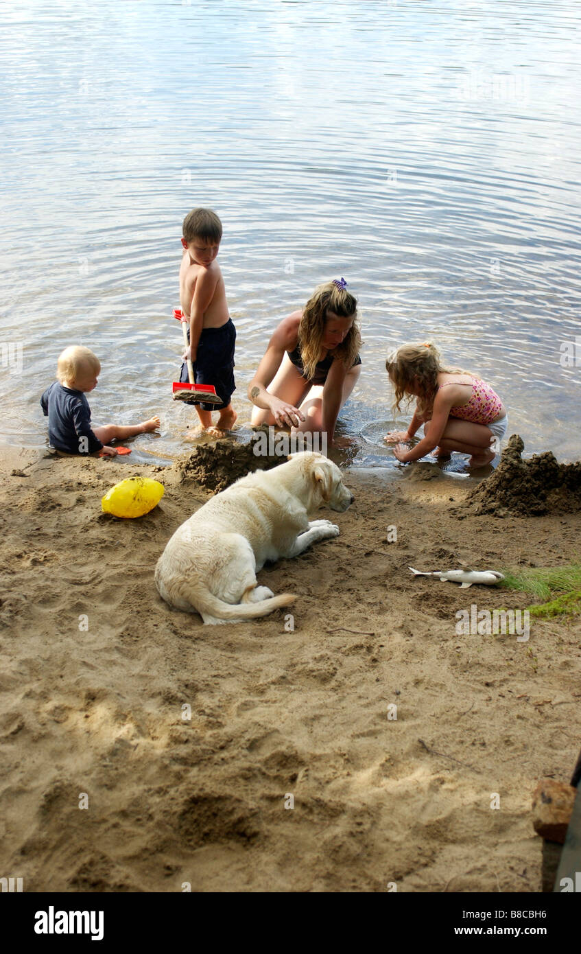 La famiglia gioca Beach, Lac de Neige, Québec Foto Stock