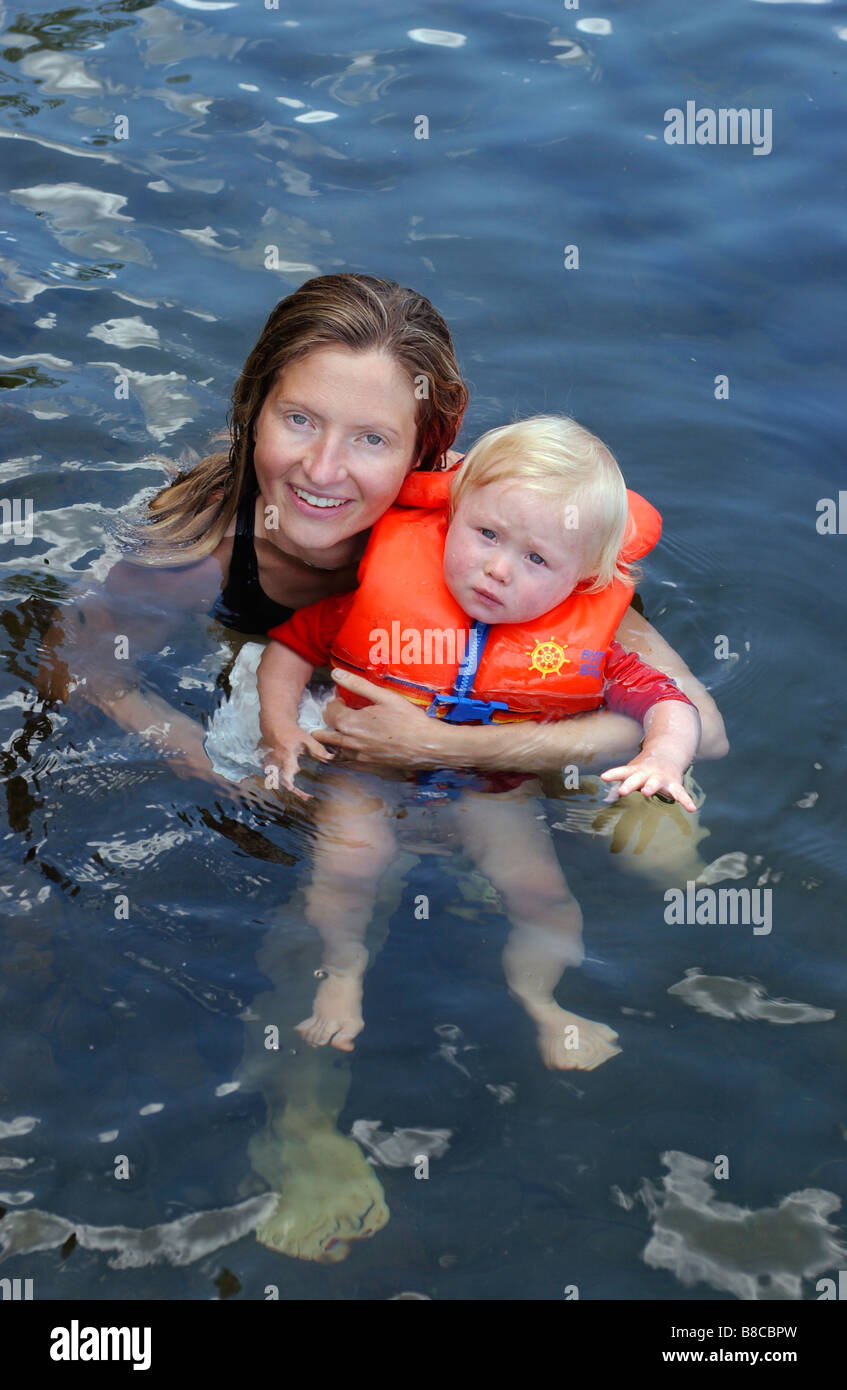 Mamma Baby nuoto, Lac de Neige Foto Stock